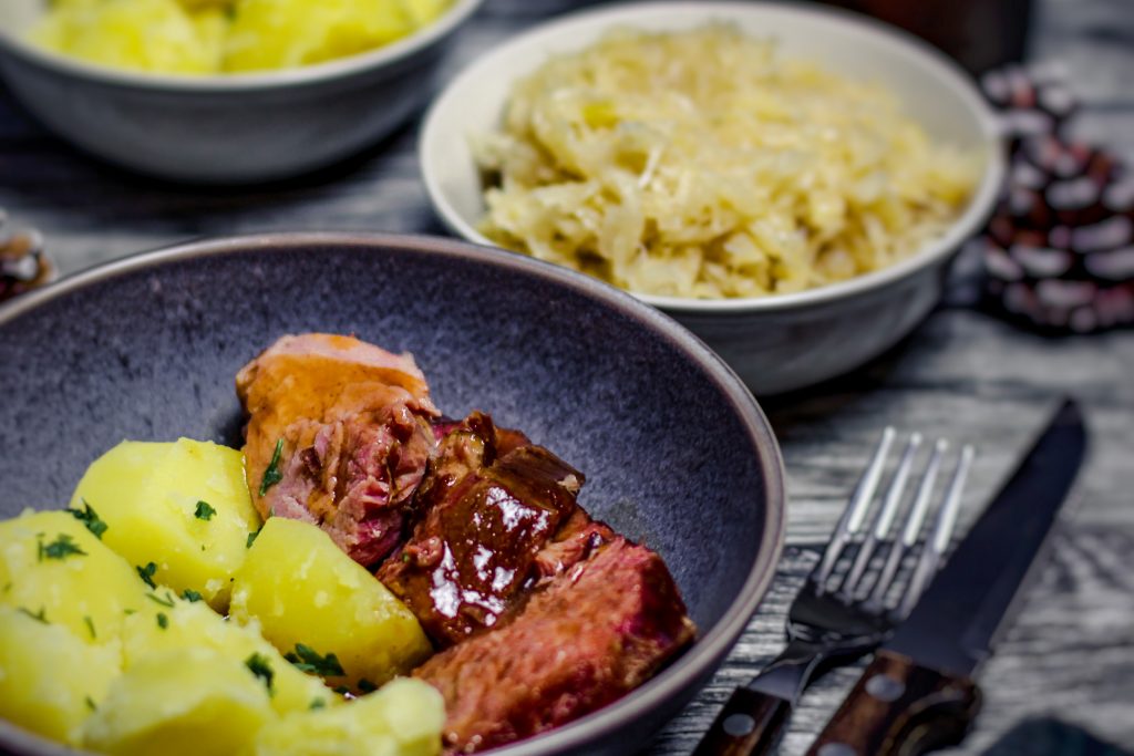 Kasseler mit Sauerkraut und Kartoffeln