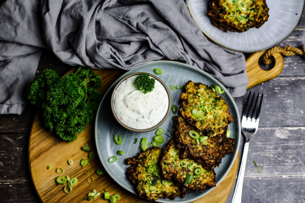 Zucchinipuffer mit Schmand-Dip - es muss nicht immer Fleisch sein