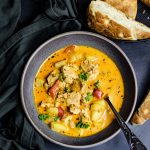 eine leckere Gyrossuppe mit Fladenbrot