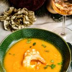 Süßkartoffel-Kürbis-Suppe schmeckt sehr gut mit Garnelen
