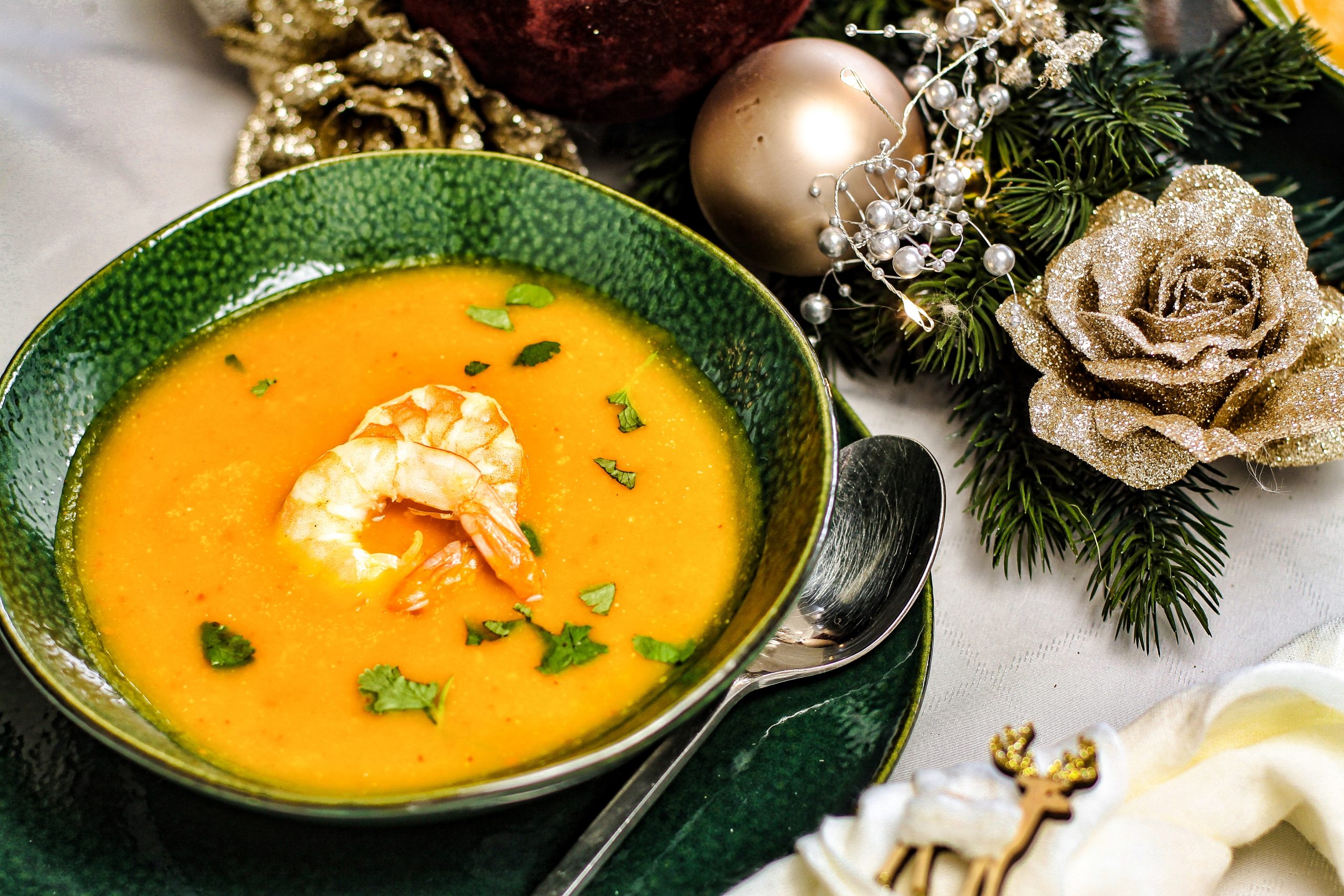 Süßkartoffel-Kürbis-Suppe als perfekter Einstieg ins Weihnachtsmenü