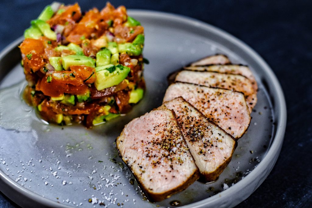Schweinerückensteak mit Tomaten Avocado Salsa