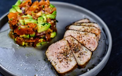 Schweinerückensteak mit Tomaten-Avocado-Salsa