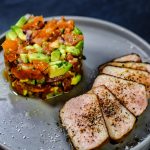 So leckeres Schweinerückensteak mit Tomaten-Avocado-Salsa