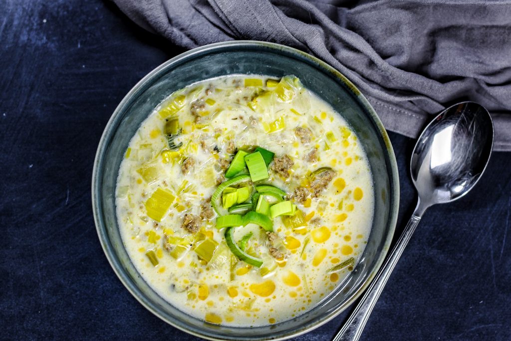 Käse-Lauch-Suppe mit Hackfleisch