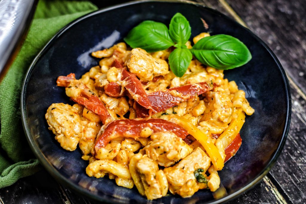 Spätzlepfanne mit Hähnchen und Ajvar