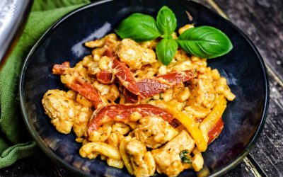 Spätzlepfanne mit Hähnchen und Ajvar