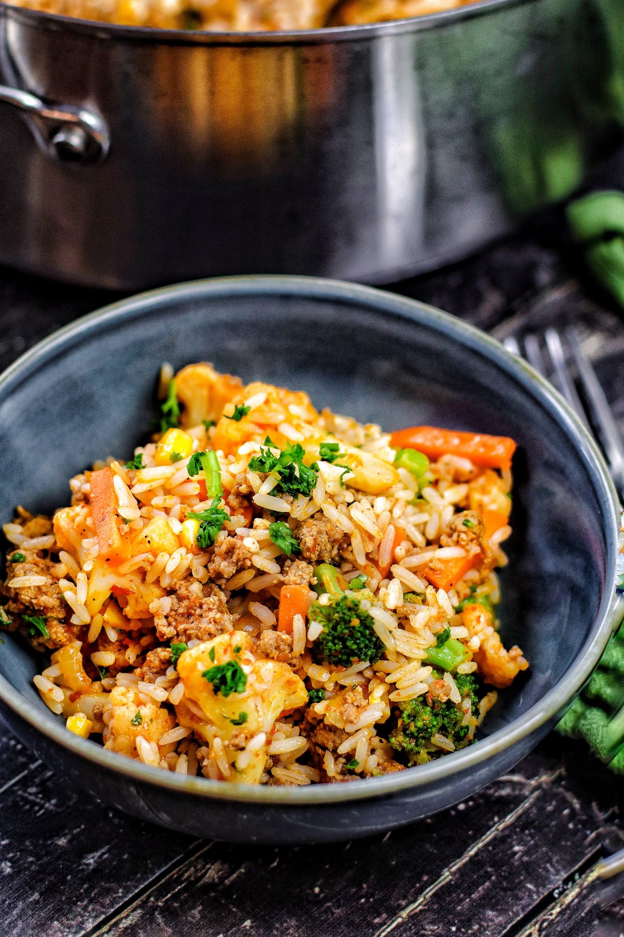 Reis-Hackfleisch-Pfanne mit Ajvar und Gemüse Reis-Hackfleisch-Pfanne mit Ajvar und Gemüse
