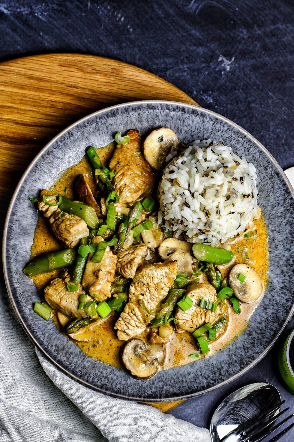 schnelle Putenpfanne mit Spargel und Pilzen