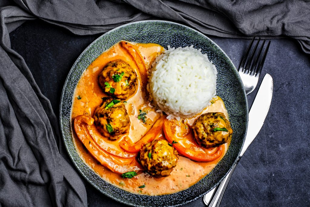 Cremige Hackbällchen-Pfanne mit Ajvar