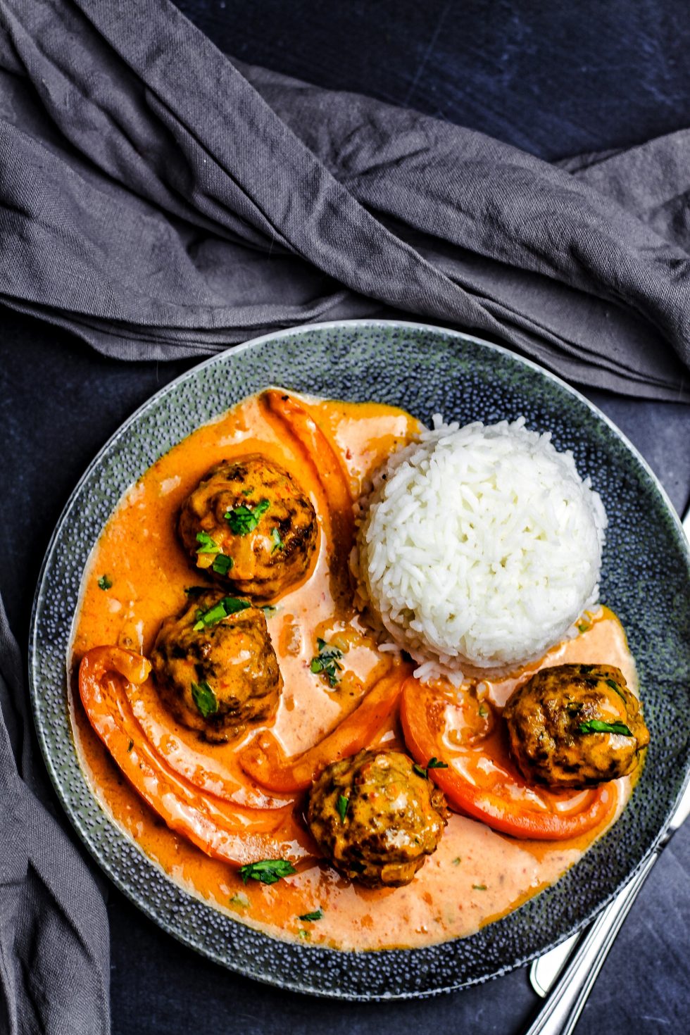 Cremige Hackbällchen-Pfanne mit Ajvar Cremige Hackbällchen-Pfanne mit Ajvar