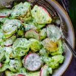 mit Radieschen ist der Kartoffelsalat mit Bärlauch-Mayonnaise ein echter Traum