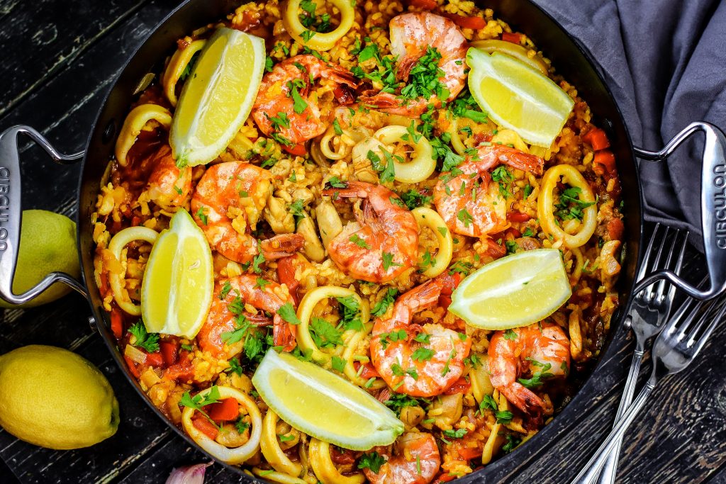 Paella mit Meeresfrüchten und Hähnchen