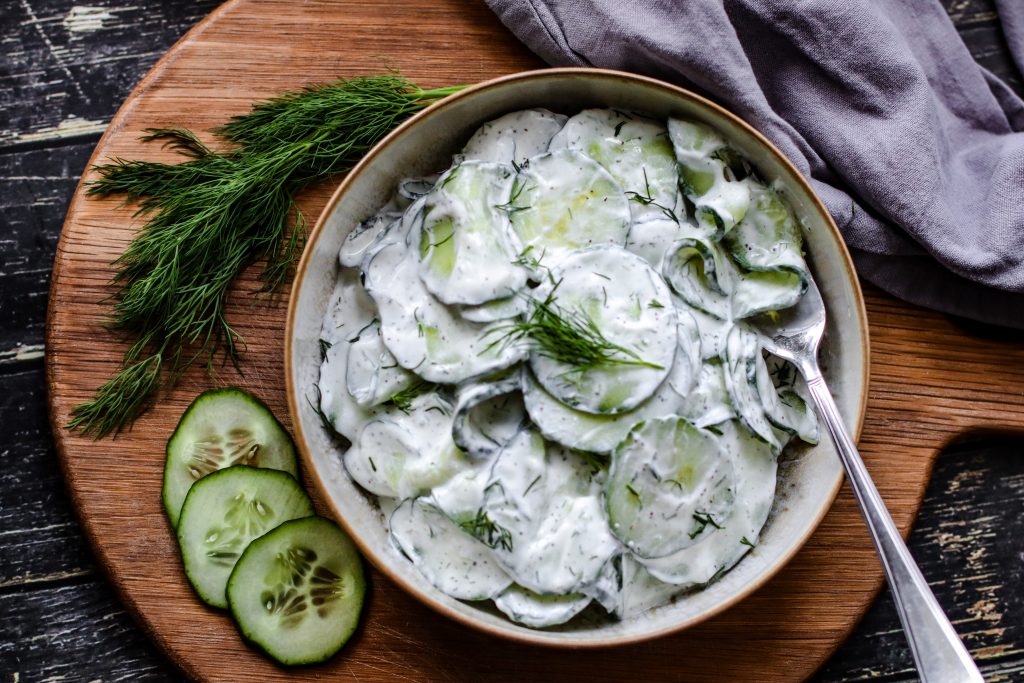 Omas Gurkensalat mit saurer Sahne