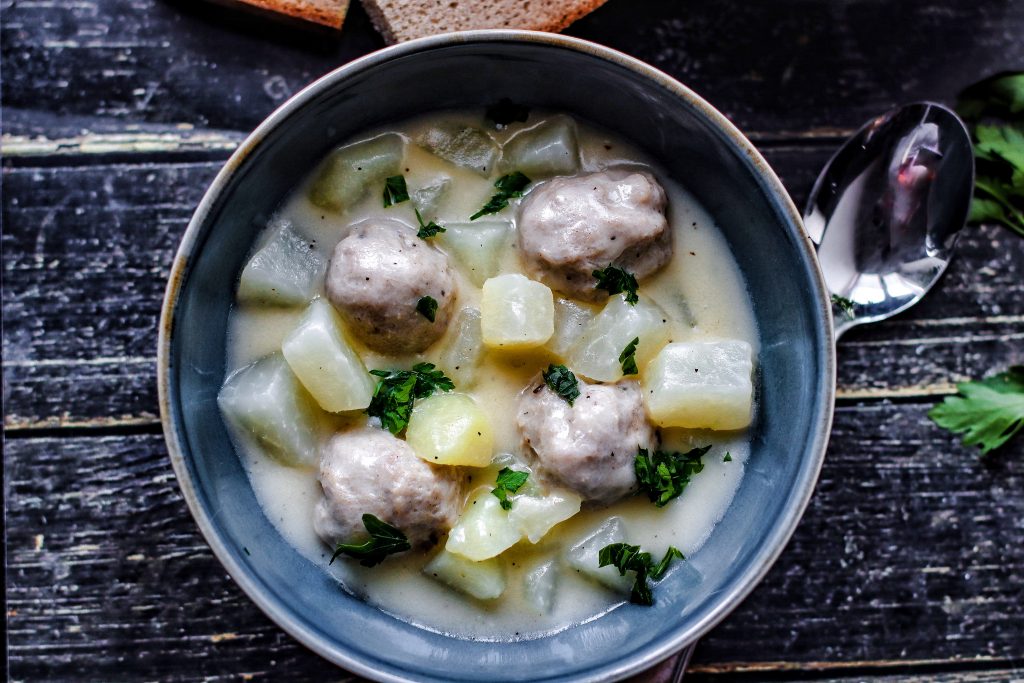 Kohlrabi Topf mit Bratwurstbällchen