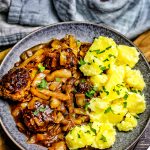 eine leckere Schmorkohlpfanne mit Buletten