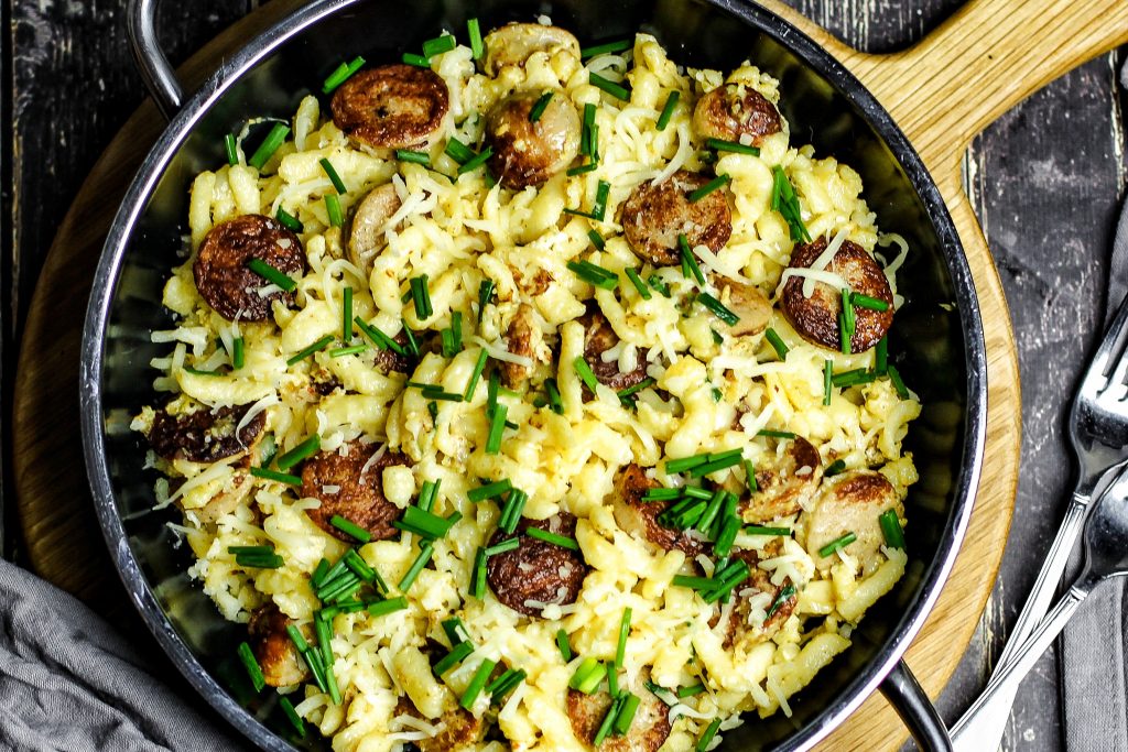 Spätzle-Pfanne mit Bratwürstchen