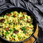 diese Spätzle-Pfanne mit Bratwürstchen ist ein perfektes Feierabendgericht
