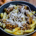 auf die Pasta alla Genovesa Napoletana gehört ordentlich Parmesan