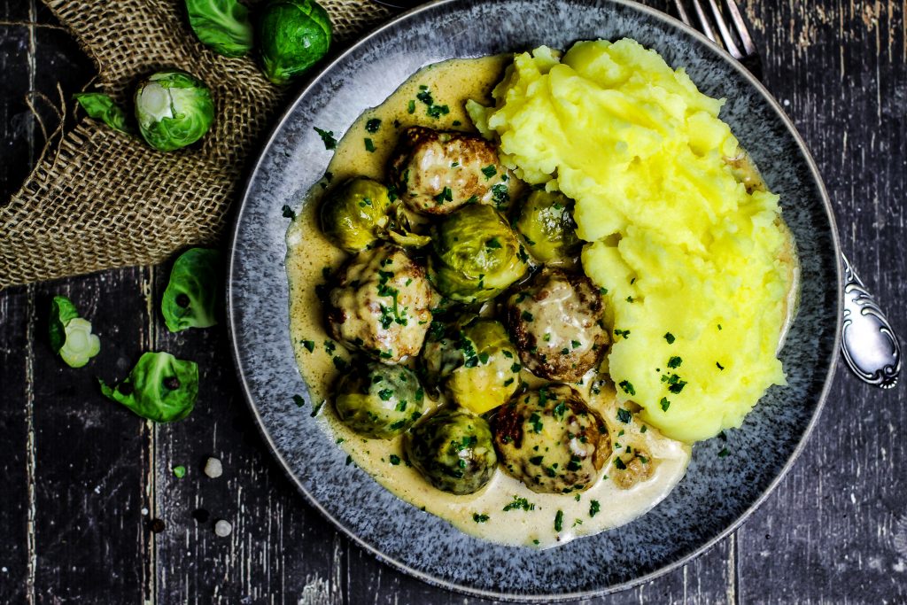 Hackbällchen mit Rosenkohl