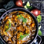 Coq au Vin ist sehr einfach in der Zubereitung