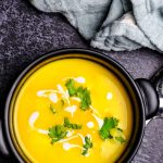 diese leckere Kürbissuppe mit Kokosmilch ist das perfekte Herbstrezept