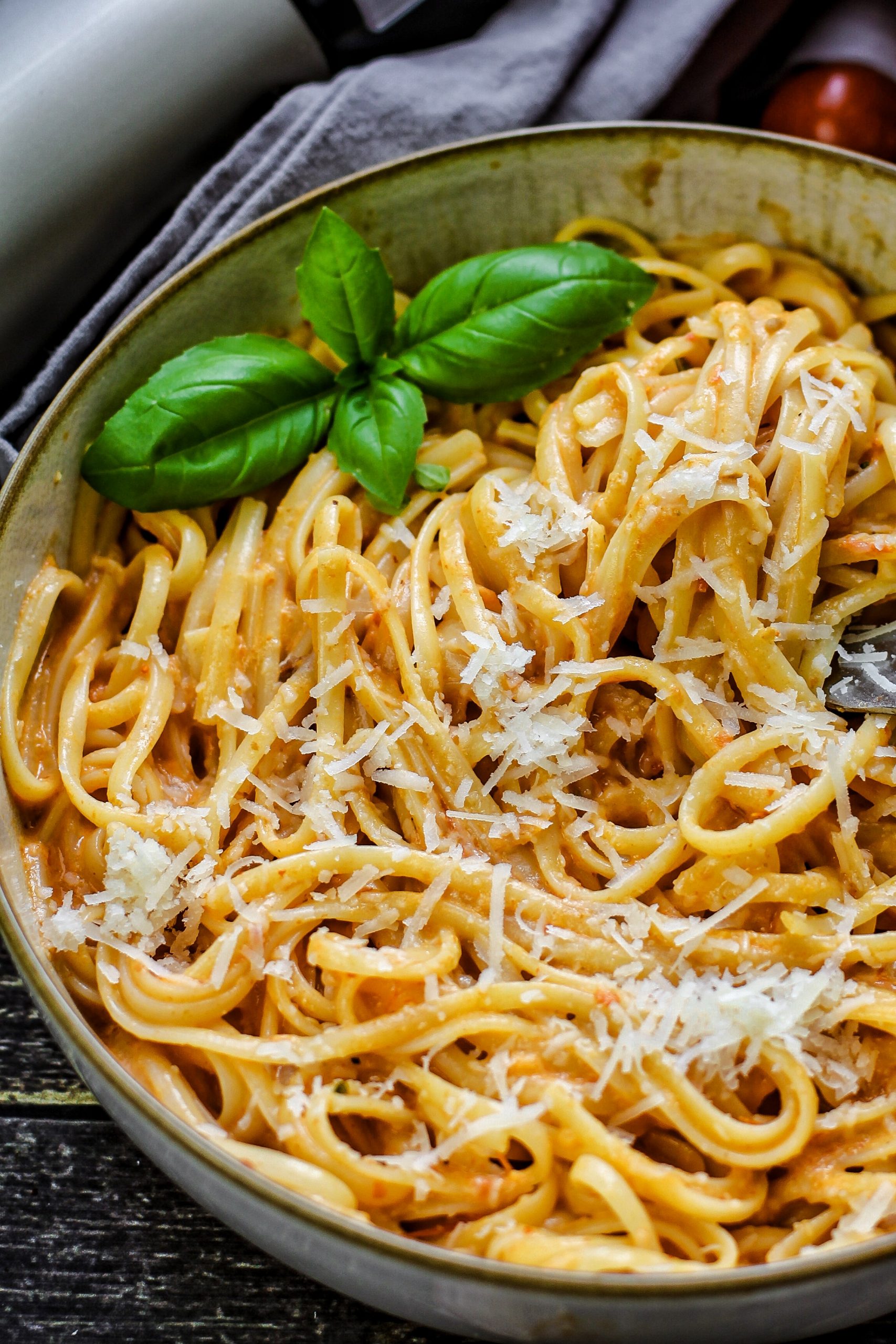 Feierabendpasta mit Ofengemüse schmeckt am besten mit Parmesan