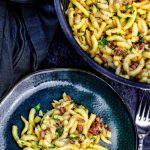 Diese Spätzlepfanne mit Käse und Speck ist Ruckzuck fertig