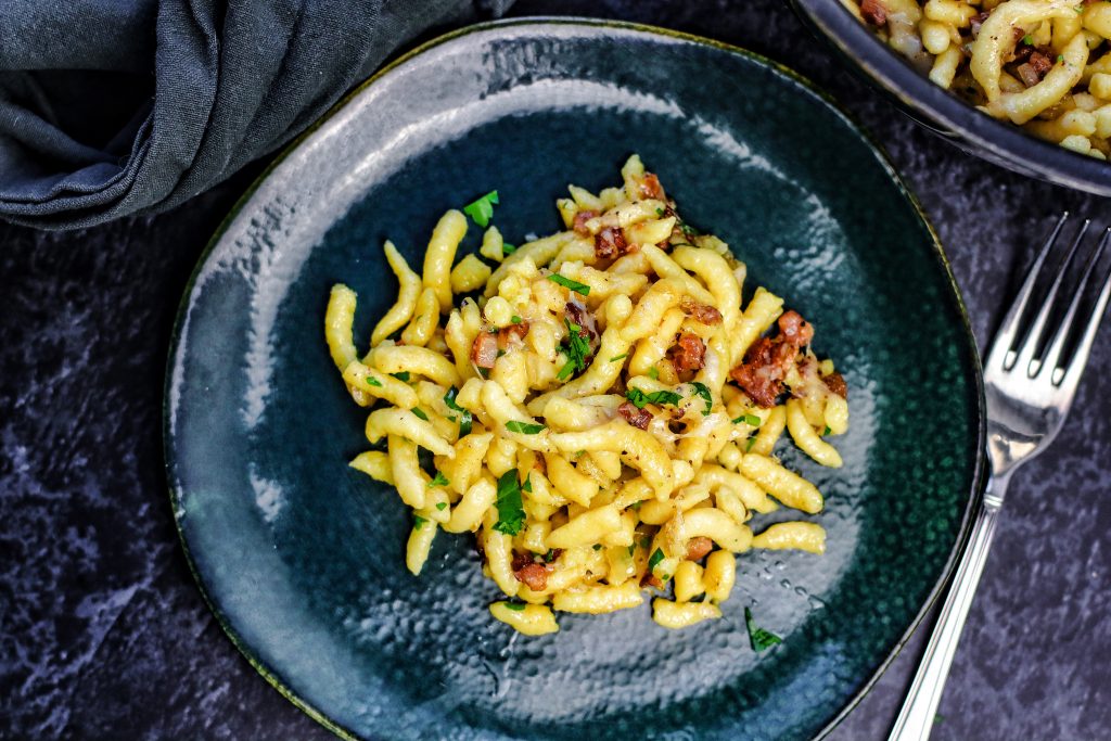 Spätzlepfanne mit Käse und Speck