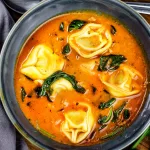 Tortellini Suppe ist super einfach zubereitet