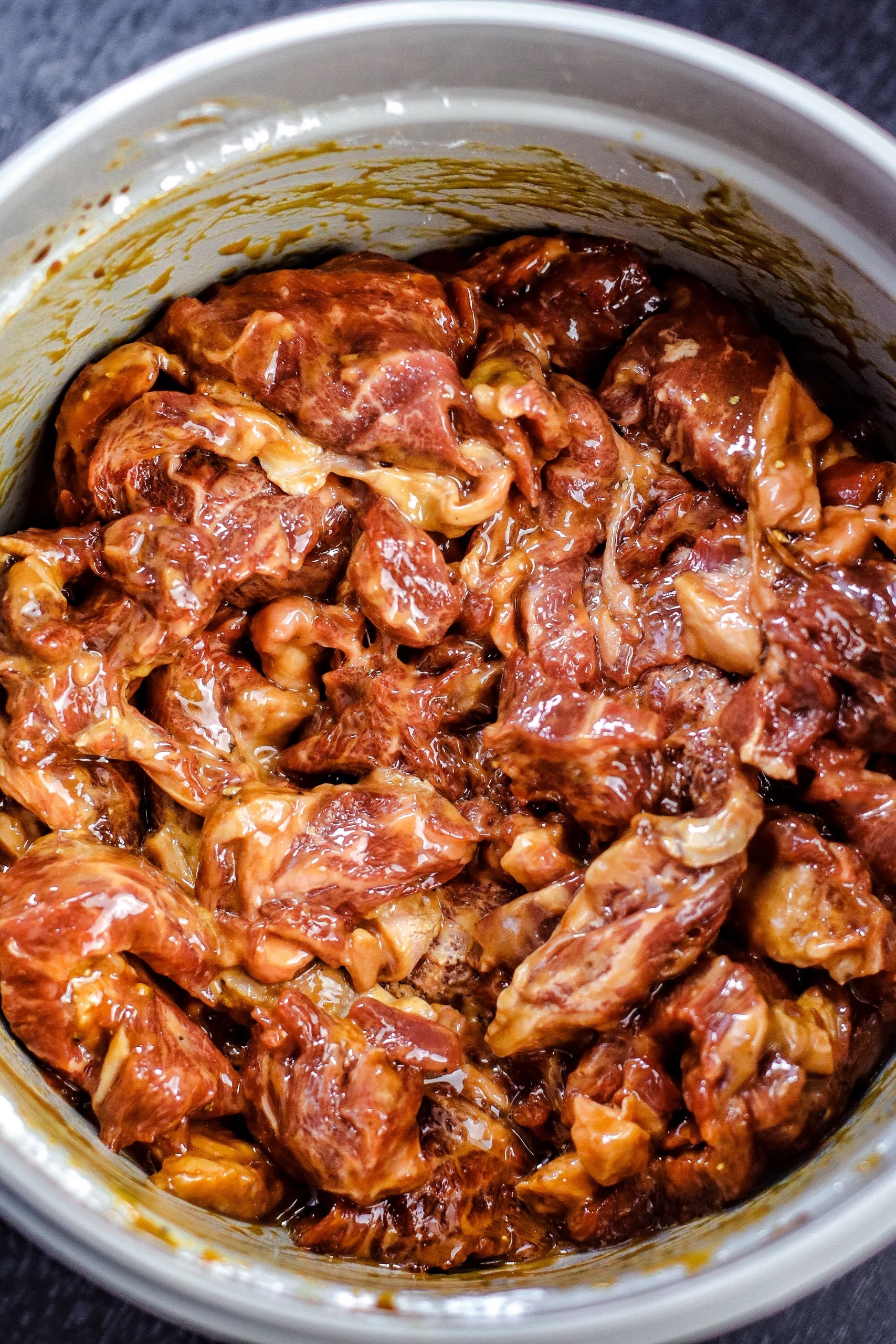 das Fleisch für mongolisches Rindfleisch muss erstmal mariniert werden