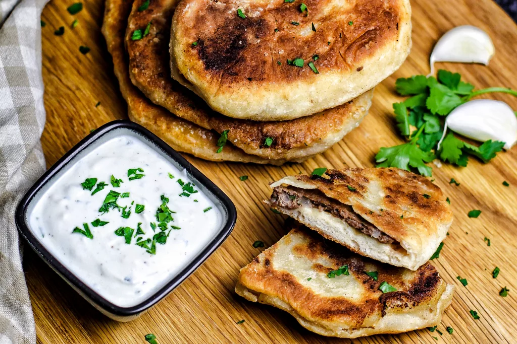 Gefülltes Pfannenbrot mit Joghurtdip