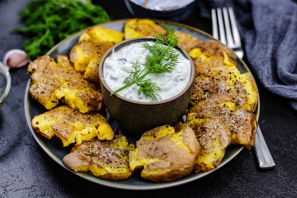 Smashed Potatoes mit Tzatziki-Dip