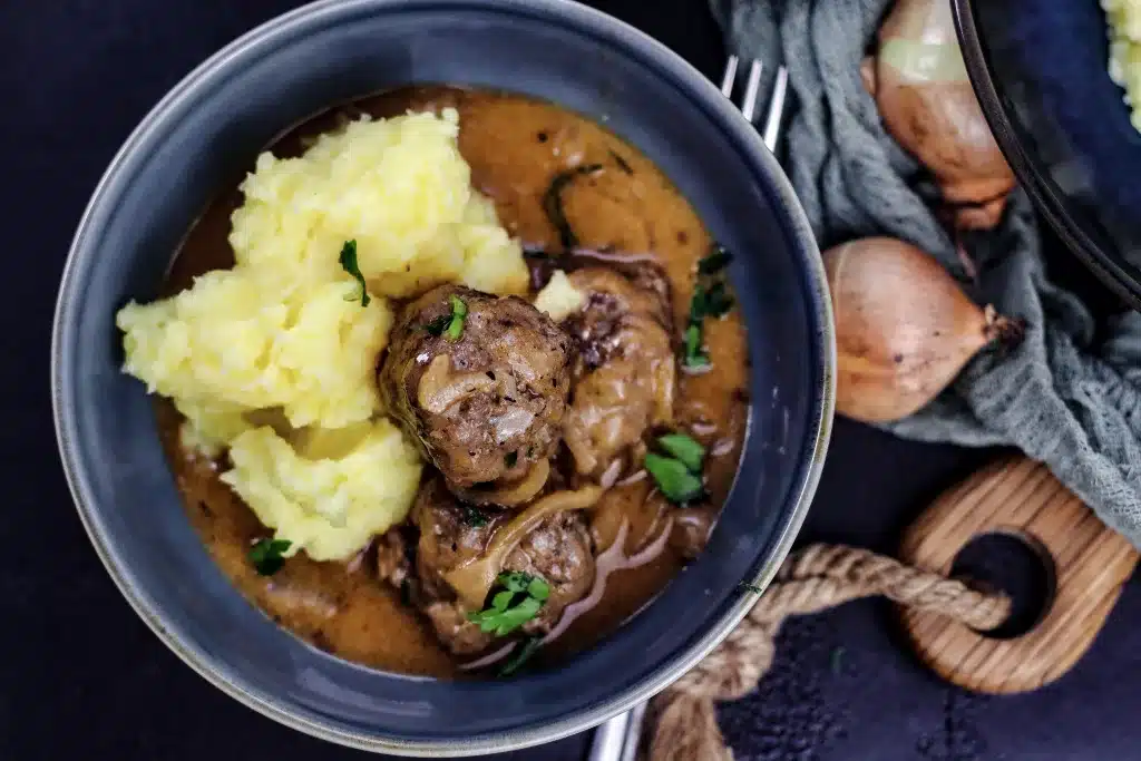 Hackbällchen mit Zwiebelsauce