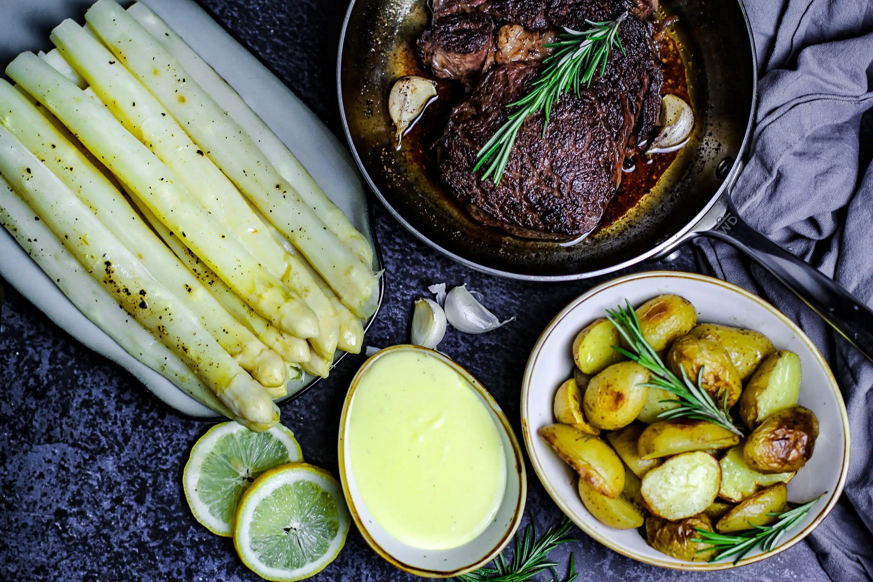 Sauce Hollandaise die Sauce Hollandaise passt perfekt zu Spargel, Fleisch und Fisch