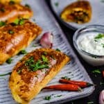 Ihr könnt die Empanadas mit saurer Sahne servieren