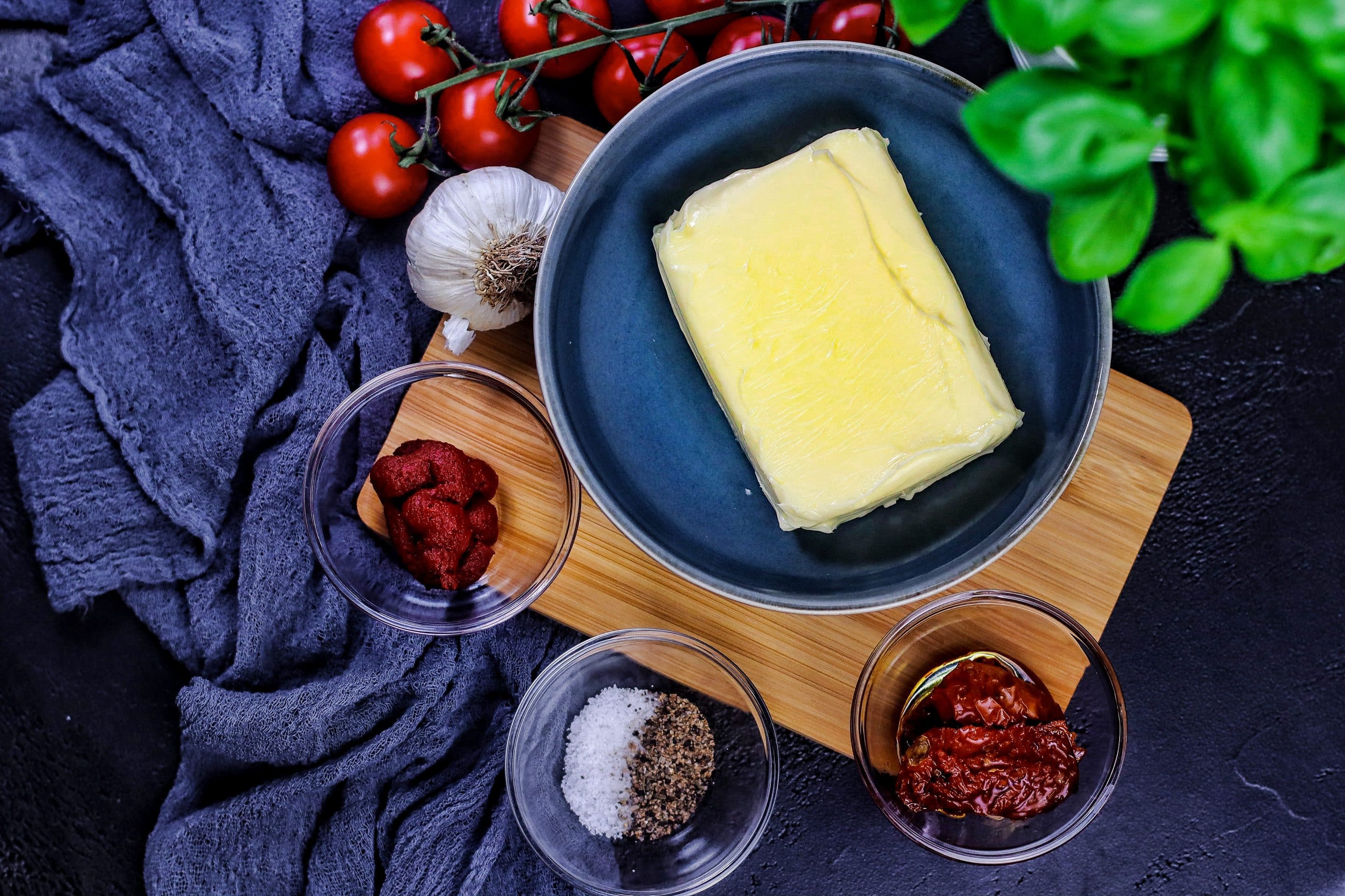 die Zutaten für die Tomatenbutter