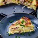 der Kartoffelkuchen ist mit Schinken gefüllt