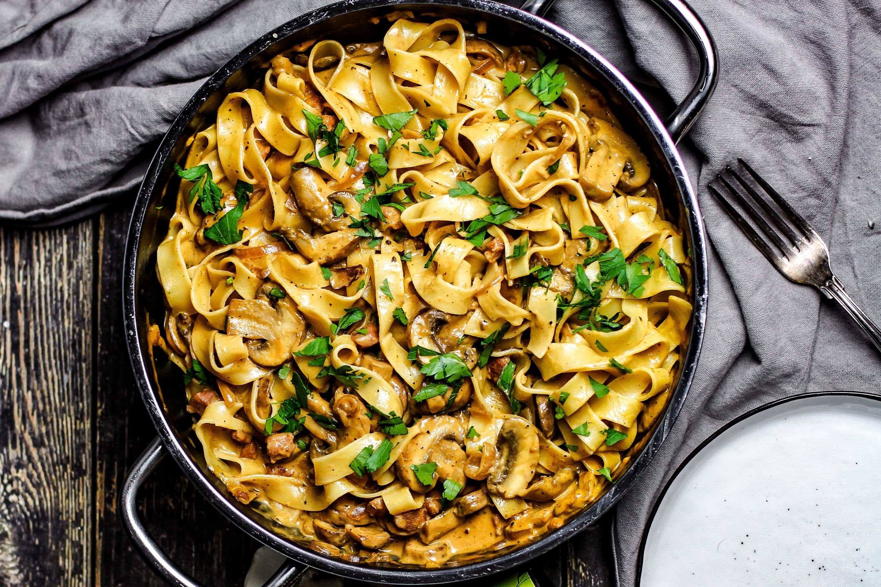 Pasta Jäger Art ist mit Champignons und Speck