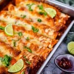 Zu den Enchiladas mit Hähnchenbrust passen Sauerrahm und Koriander