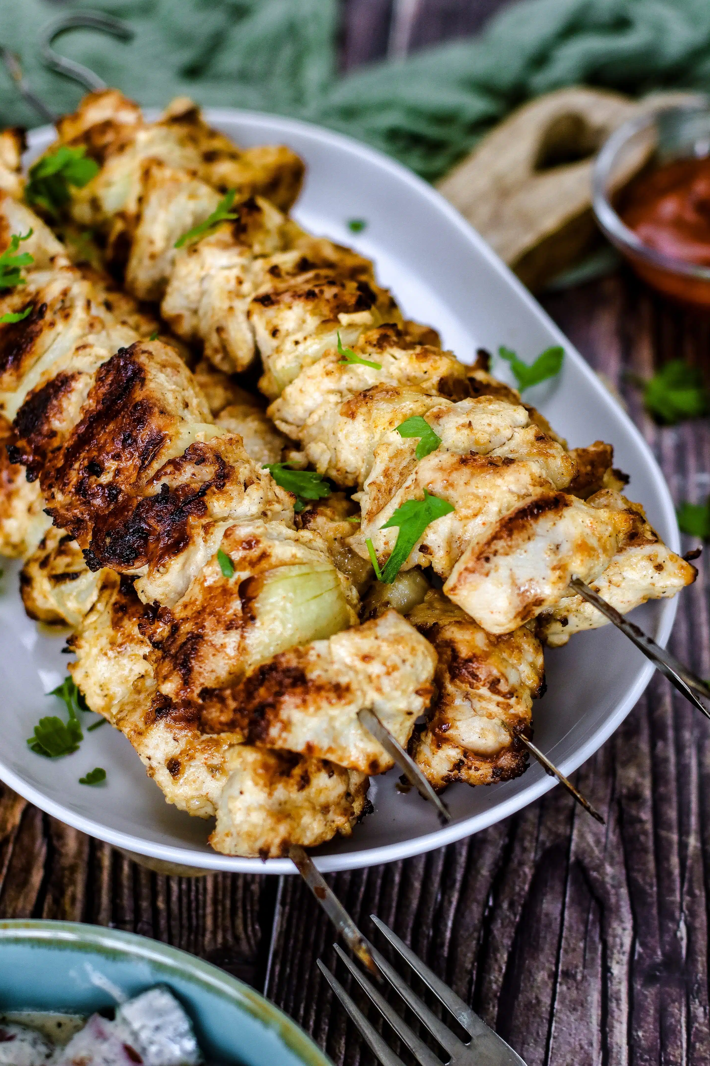 Putenschaschlik mit Mayonnaise brauchen nur wenig Zutaten