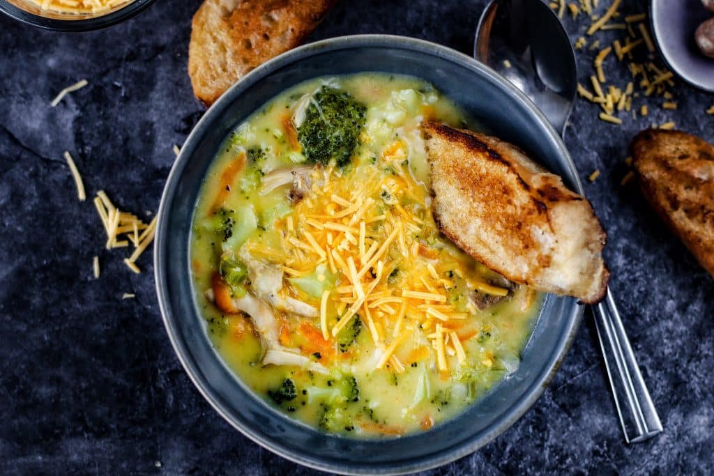 Brokkoli Cheddar Suppe mit Hähnchen