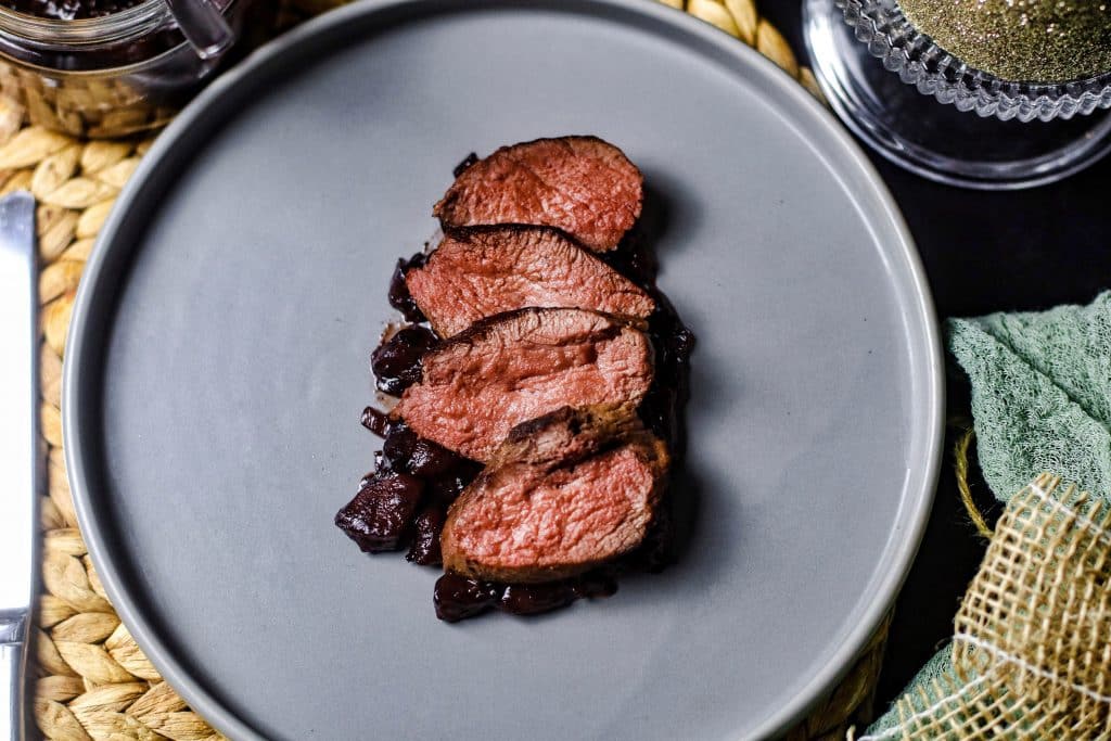 Rehmedaillons mit Apfel-Preiselbeer Chutney