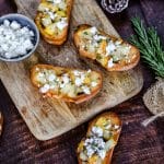 Weihnachtliche Bruschetta mit Birne und Feta ist die perfekte Vorspeise