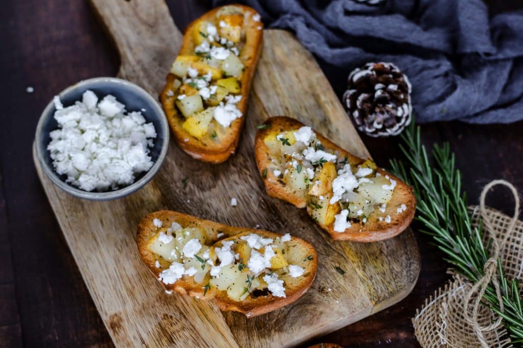 Weihnachtliche Bruschetta mit Birne und Feta