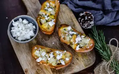 Weihnachtliche Bruschetta mit Birne und Feta