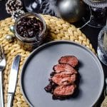 Rehmedaillons mit Apfel-Preiselbeer Chutney