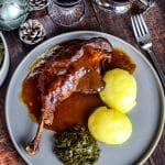 Gäsnekeulen mit Backpflaumensauce sind so unfassbar lecker