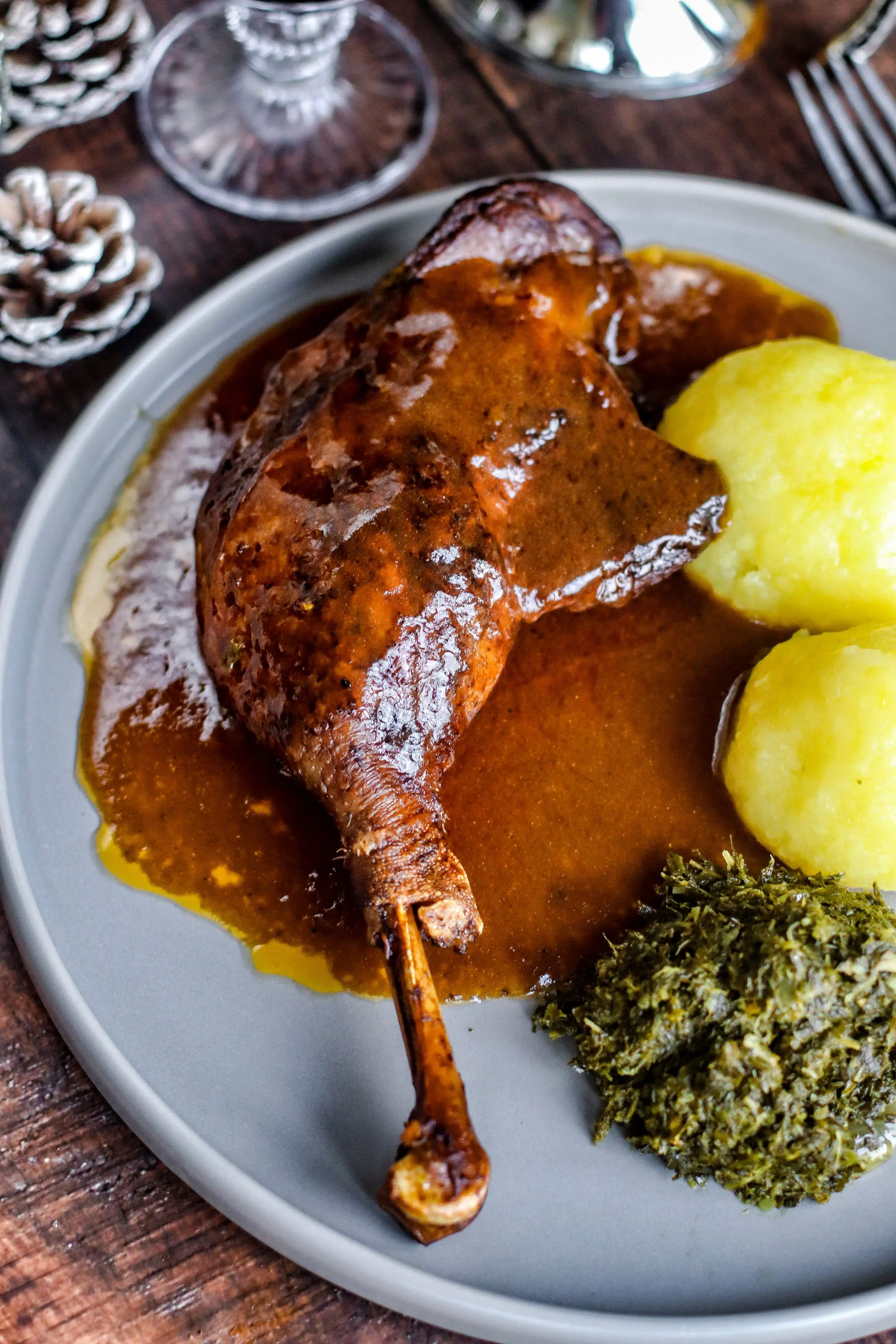 Gänsekeulen Zu Gänsekeulen mit Backpflaumensauce passen Knödel und Grünkohl