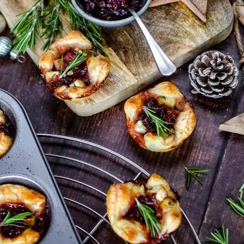 Blätterteigmuffins mit Wild-Preiselbeeren und Brie